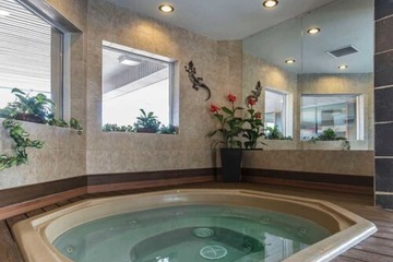 Indoor spa tub