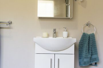 Bathroom sink