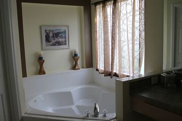 Deep soaking bathtub