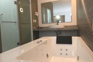 Jetted tub