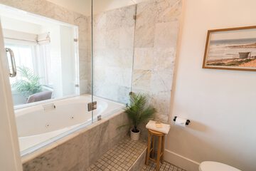 Deep soaking bathtub