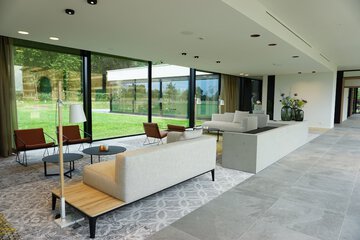 Lobby lounge