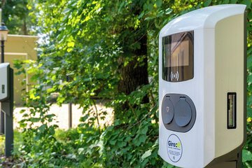 Electric vehicle charging station