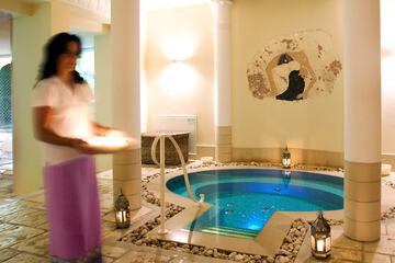 Indoor spa tub