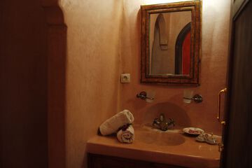 Bathroom sink