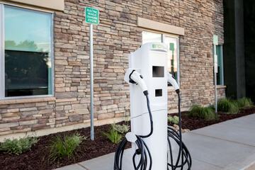 Electric vehicle charging station
