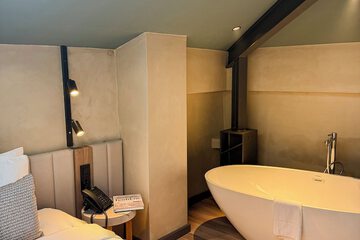Deep soaking bathtub