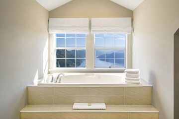Deep soaking bathtub