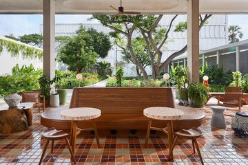 Lobby lounge