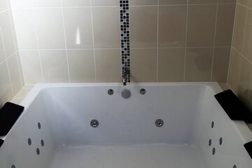 Jetted tub