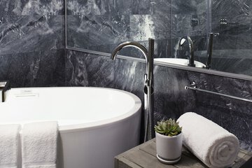 Deep soaking bathtub