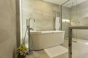 Deep soaking bathtub