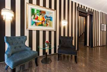 Lobby lounge