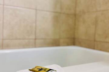 Deep soaking bathtub