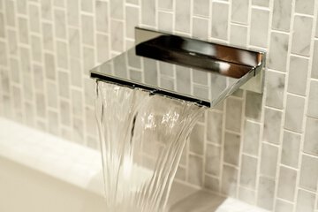Deep soaking bathtub