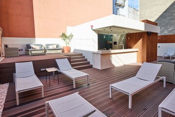 Swim-up bar