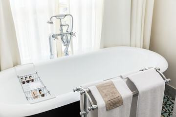 Deep soaking bathtub