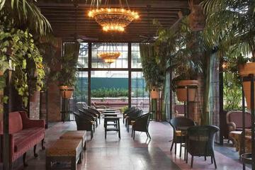 Lobby lounge