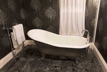 Deep soaking bathtub