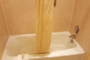 Deep soaking bathtub