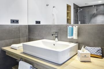 Bathroom sink
