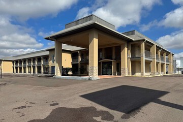 Super 8 by Wyndham Jackson MS Near the Fairgrounds