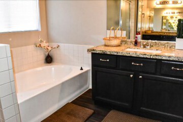 Deep Soaking Bathtub