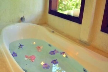 Deep soaking bathtub