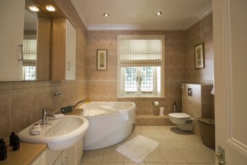 Deep soaking bathtub
