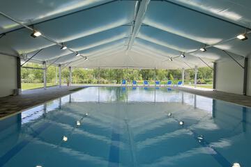 Indoor/outdoor pool