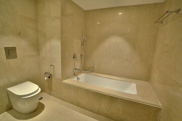 Deep soaking bathtub