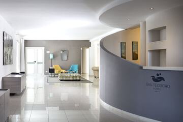 Lobby lounge