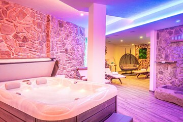Indoor spa tub