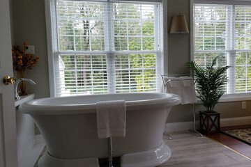 Private spa tub