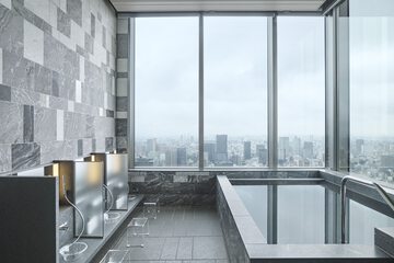 Indoor spa tub