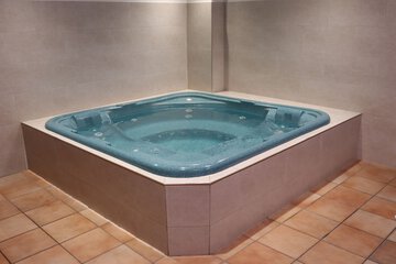 Indoor spa tub