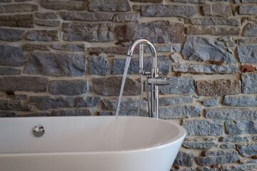 Deep soaking bathtub