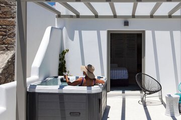 Private spa tub