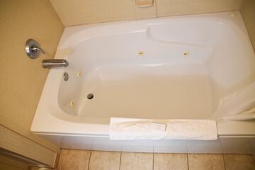 Deep soaking bathtub