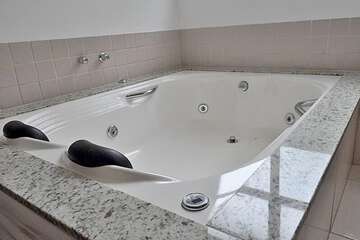 Jetted tub