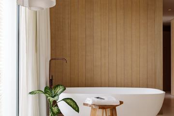 Deep soaking bathtub