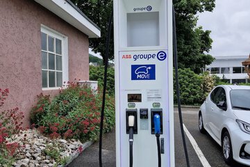 Electric vehicle charging station