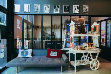 Lobby lounge