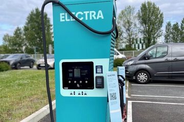 Electric vehicle charging station