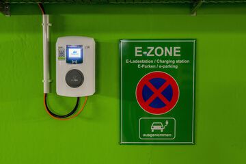 Electric vehicle charging station