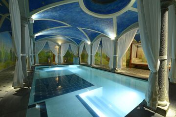 Indoor spa tub