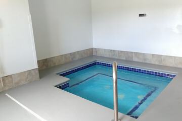 Indoor spa tub