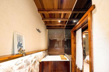Deep soaking bathtub