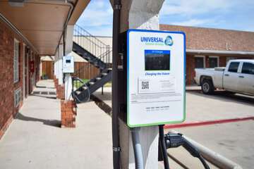 Electric vehicle charging station