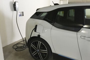 Electric vehicle charging station